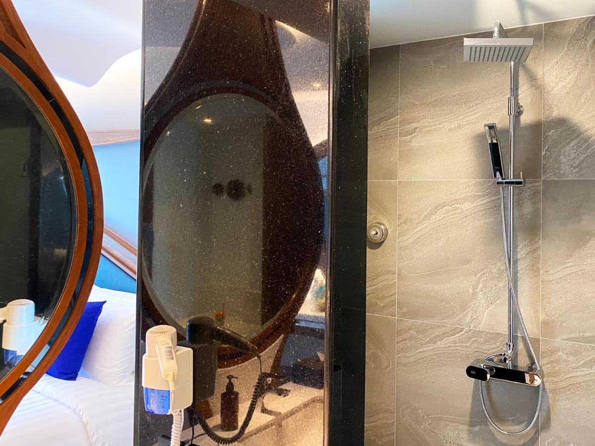 The Oceanic Sportel Phuket - Sha Extra Plus Екстер'єр фото A shower on a cruise ship