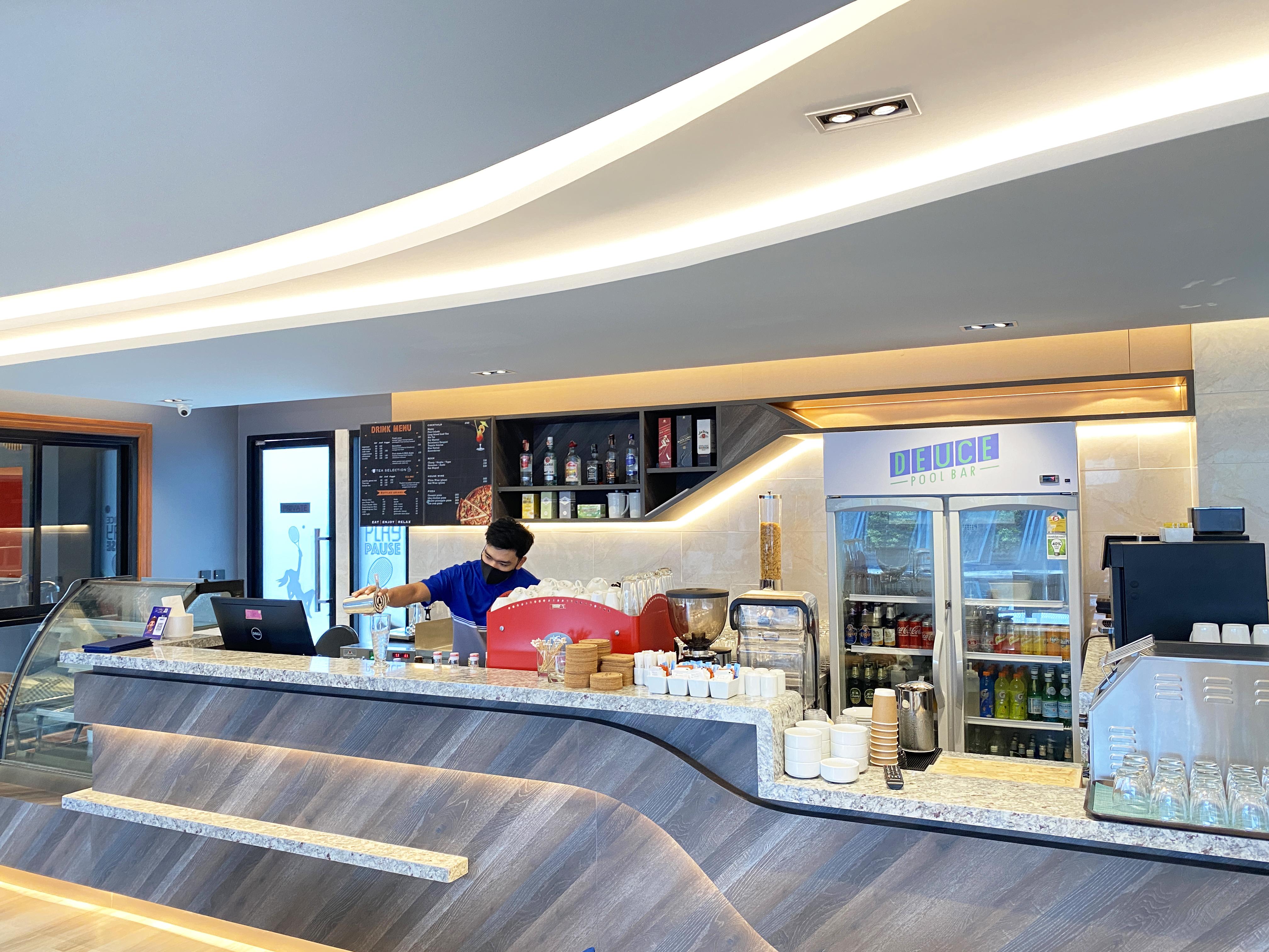 The Oceanic Sportel Phuket - Sha Extra Plus Екстер'єр фото A Starbucks in the airport